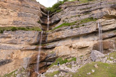 Fotoğrafçı dağlarda bir şelale fotoğrafı çekiyor. Laza köyü. Kusar bölgesi. Azerbaycan.