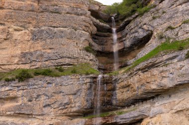 Dağlarda güzel bir şelale. Laza köyü. Kusar bölgesi. Azerbaycan.