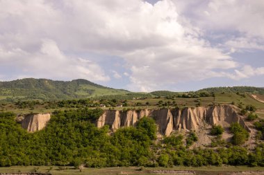 Kusar bölgesi. Azerbaycan. 05.17.2021. Güzel yeşil tarlalar ve dağlar.