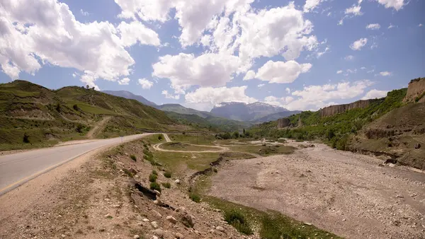 Shahdag Dağı 'na giden yol. Kusar bölgesi. Azerbaycan.