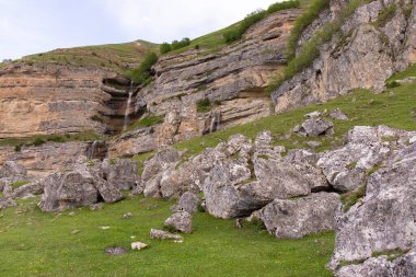 Dağlarda güzel bir şelale. Laza köyü. Kusar bölgesi. Azerbaycan.