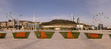 Bakü. Azerbaycan. 04.26.2021. Bailovo bölgesindeki yeni bulvarda çiçekler..