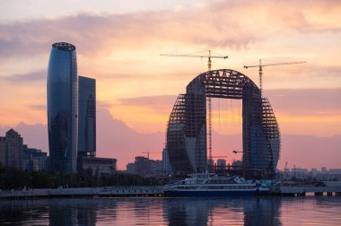 Bakü. Azerbaycan. 05.18.2021. Şehrin üzerinde güzel bir gün doğumu.