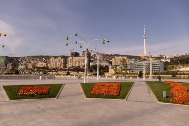 Bakü. Azerbaycan. 04.26.2021. Bailovo bölgesindeki yeni bulvarda çiçekler..