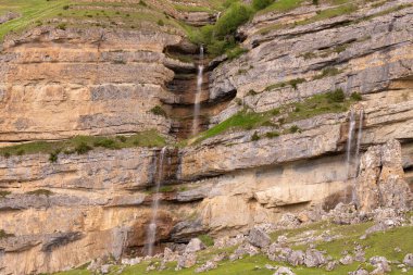 Dağlarda güzel bir şelale. Laza köyü. Kusar bölgesi. Azerbaycan.