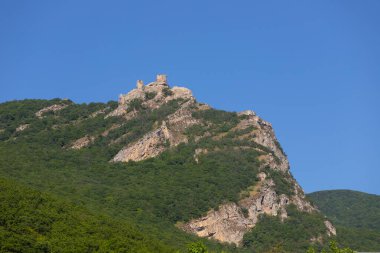 Chirag Gala kalesi dağın tepesinde. Azerbaycan.