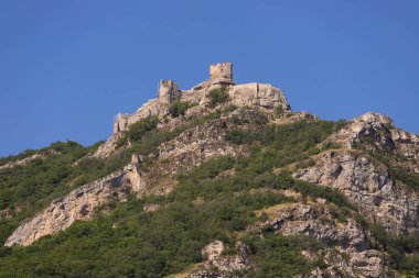 Chirag Gala kalesi dağın tepesinde. Azerbaycan.