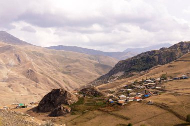 Dağların yükseklerinde küçük bir köy. Ben Jack. Guba bölgesi. Azerbaycan.