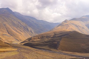 Khinalig köyüne giden büyük dağlar. Guba bölgesi. Azerbaycan.