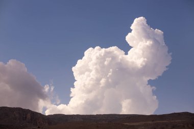 Mavi gökyüzünde güzel beyaz bulutlar.