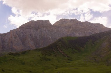 Güzel dağ Shahdag 4.247 metre. Azerbaycan.