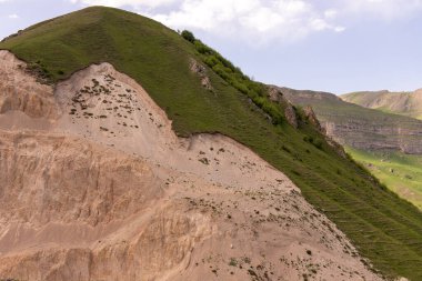 Yeşil çimlerle kaplı dik bir dağda heyelan. Kusar bölgesi. Azerbaycan.