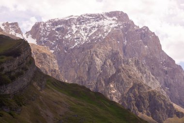  Güzel yeşil tarlalar ve dağlar. Kusar bölgesi. Azerbaycan. 