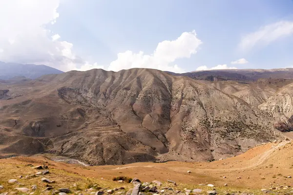 Khinalig köyüne giden büyük dağlar. Guba bölgesi. Azerbaycan.