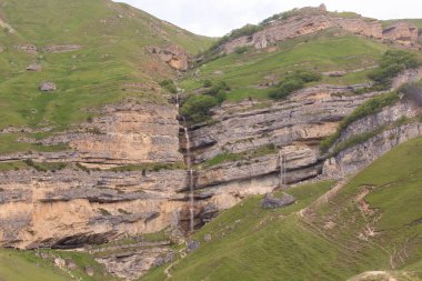 Dağlarda güzel bir şelale. Laza köyü. Kusar bölgesi. Azerbaycan.