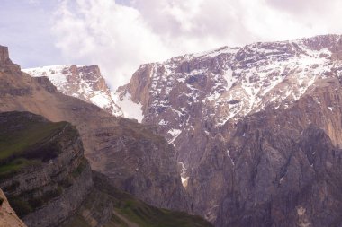 Shahdag Dağı 'nın yanında yüksek bir dağ. Kusar bölgesi. Azerbaycan.