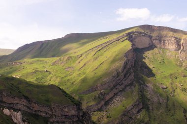  Güzel yeşil tarlalar ve dağlar. Kusar bölgesi. Azerbaycan. 