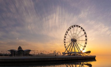 Bakü. Azerbaycan. 05.30.2021. Dönme dolap ve Denise AVM gün doğumunda.