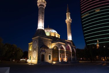 Bakü. Azerbaycan. 09.20.2021. Akşam bir dağ parkında güzel bir cami..
