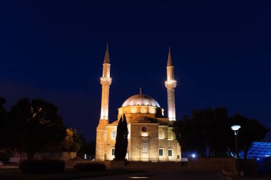 Bakü. Azerbaycan. 09.20.2021. Akşam bir dağ parkında güzel bir cami..