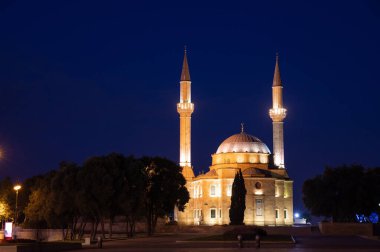 Bakü. Azerbaycan. 09.20.2021. Akşam bir dağ parkında güzel bir cami..