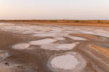 Tuz yerde farklı şekillerde duruyor. Neftchala. Azerbaycan.
