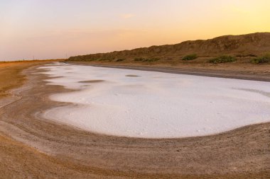 Tuz yerde farklı şekillerde duruyor. Neftchala. Azerbaycan.