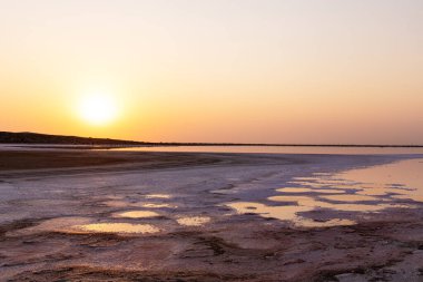 Tuz gölünde güzel bir gün batımı. Neftchala. Azerbaycan.