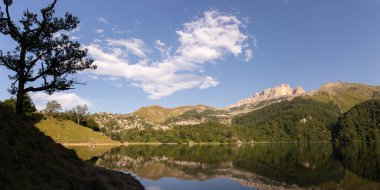 Dağların tepesinde güzel bir göl. Kenevir. Azerbaycan.
