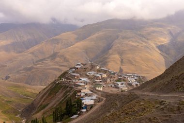 Khinalig köyü. Guba bölgesi. Azerbaycan. 07.18.2021. 2200 metre yüksekliğindeki bir dağın tepesindeki köy..