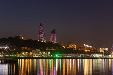 Bakü. Azerbaycan. 08.18.2021. Şehrin renkli ışıklarının sudaki yansıması..