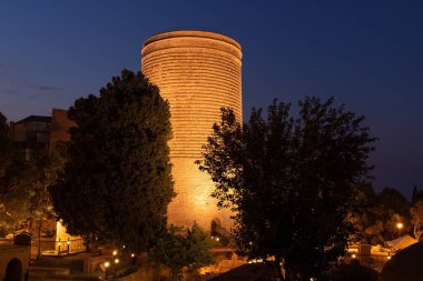 Bakü. Azerbaycan. 08.31.2021. Akşamları eski şehirde Bakire Kulesi.