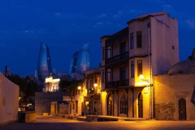 Bakü. Azerbaycan. 08.31.2021. # Eski şehrin aydınlanmış sokakları #