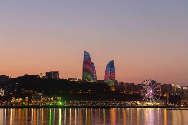 Bakü. Azerbaycan. 08.18.2021. Şehrin renkli ışıklarının sudaki yansıması..