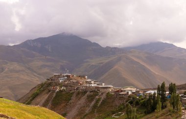Khinalig köyü. Guba bölgesi. Azerbaycan. 07.18.2021. 2200 metre yüksekliğindeki bir dağın tepesindeki köy..