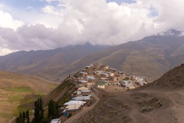 Khinalig köyü. Guba bölgesi. Azerbaycan. 07.18.2021. 2200 metre yüksekliğindeki bir dağın tepesindeki köy..