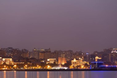 Bakü. Azerbaycan. 08.18.2021. Akşamları eski şehirde Bakire Kulesi.
