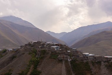 Khinalig köyü. Guba bölgesi. Azerbaycan. 07.18.2021. 2200 metre yüksekliğindeki bir dağın tepesindeki köy..