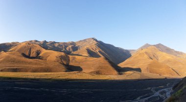 Khinalyg köyüne giden ilk güneş ışınlarındaki dağlar. Guba bölgesi. Azerbaycan.