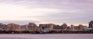 Bakü. Azerbaycan. 11.26.2021. Bakü sonbahar bulvarının güzel manzarası.