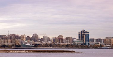 Bakü. Azerbaycan. 11.26.2021. Bakü sonbahar bulvarının güzel manzarası.