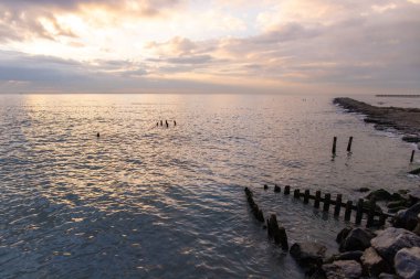 Bakü. Azerbaycan. 10.29.2021. Bulvarın kıyısındaki eski ahşap gemiler..