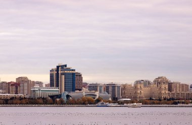 Bakü. Azerbaycan. 11.26.2021. Bakü sonbahar bulvarının güzel manzarası.