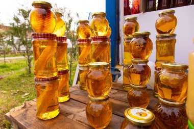 Gabala. Azerbaycan. 10.31.2021. Farklı bal türleriyle dolu cam kavanozlar.. 