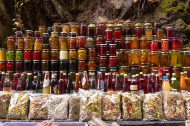 Gabala. Azerbaycan. 10.31.2021. Şifalı bitkiler, meyve suları, reçel kavanozları ve satılık bal.