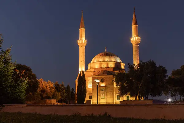 Bakü. Azerbaycan. 09.20.2021. Akşam bir dağ parkında güzel bir cami..