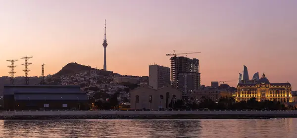 Bakü. Azerbaycan. 09.27.2021. Gün batımında Bailovo bölgesinde yeni bir bulvar..