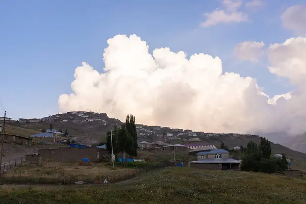 Khinalig köyü. Guba bölgesi. Azerbaycan. 07.18.2021. 2200 metre yüksekliğindeki bir dağın tepesindeki köy..