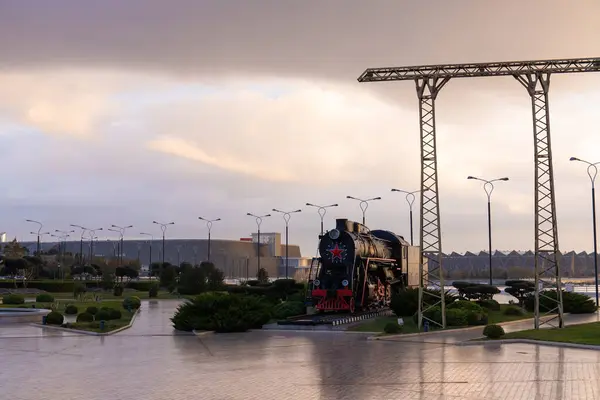 Bakü. Azerbaycan. 10.29.2021. Sabahları şehrin bulvarında klasik buharlı lokomotif..
