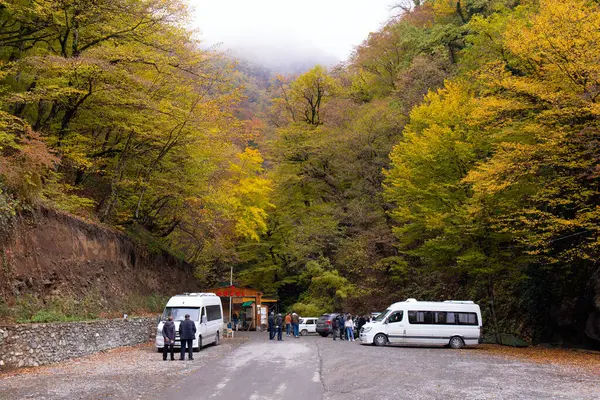 Ismayilli bölgesi. Azerbaycan. 10.31.2021. Şelalenin yanındaki dinlenme alanı. Yedi güzel..